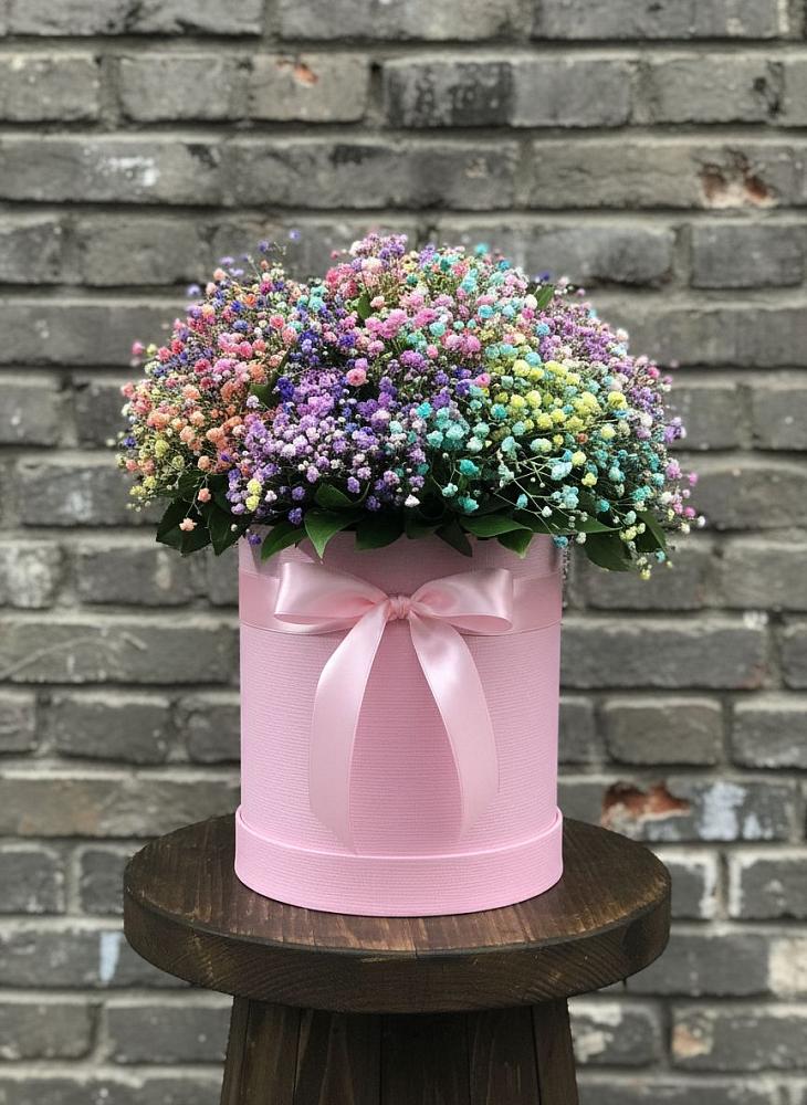 Цветочная композиция из Гипсофила и Розы в шляпной коробке в Селенгинске