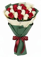 Букет Микс из красных и белых роз в Селенгинске