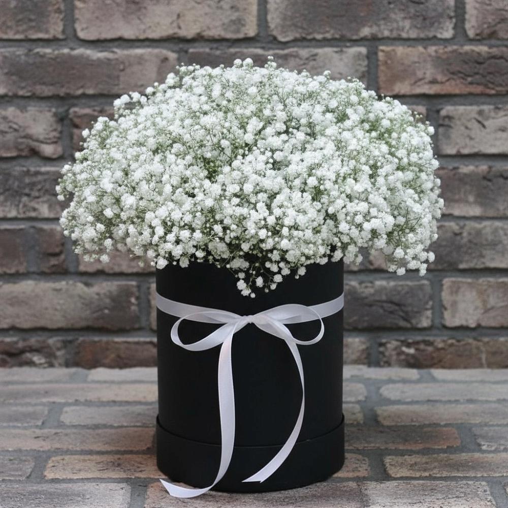 Цветочная композиция из Гипсофила в шляпной коробке в Селенгинске