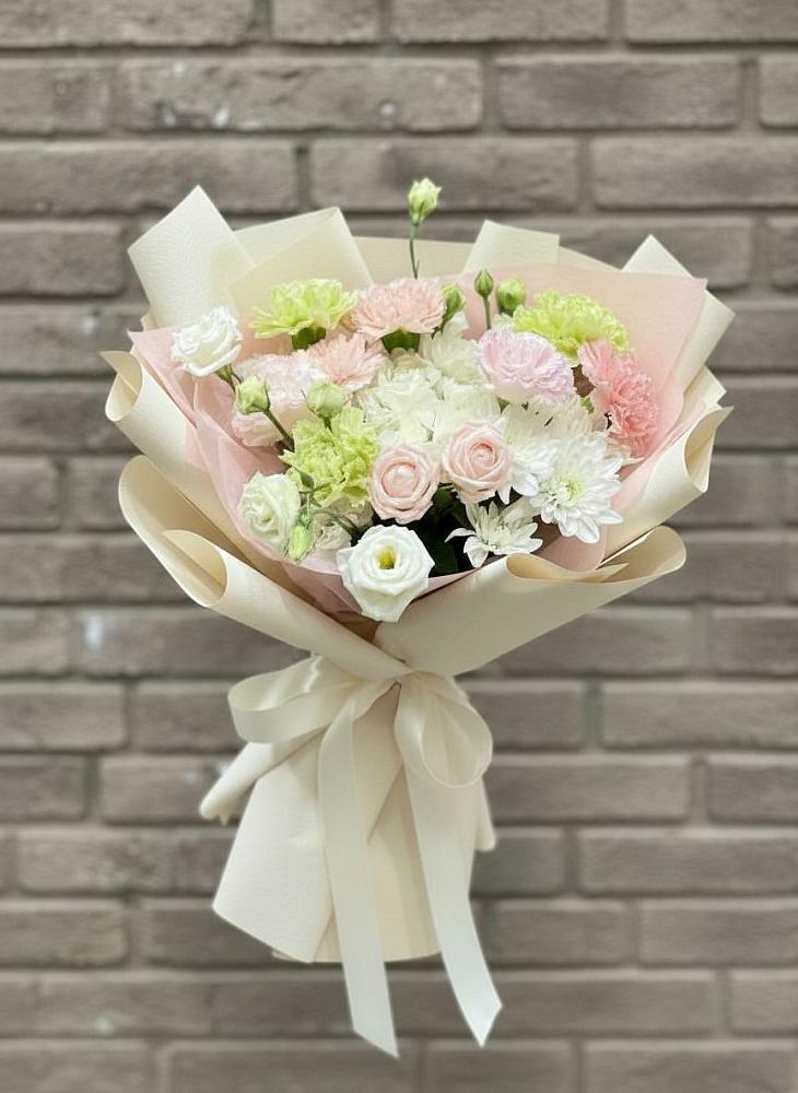 Букет цветов из: Гвоздики, Розы, Лизиантусы и Хризантемы в Селенгинске