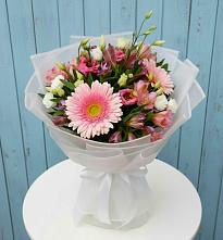 Букет цветов из:  Герберы, Альстромерии и Лизиантусы в Селенгинске