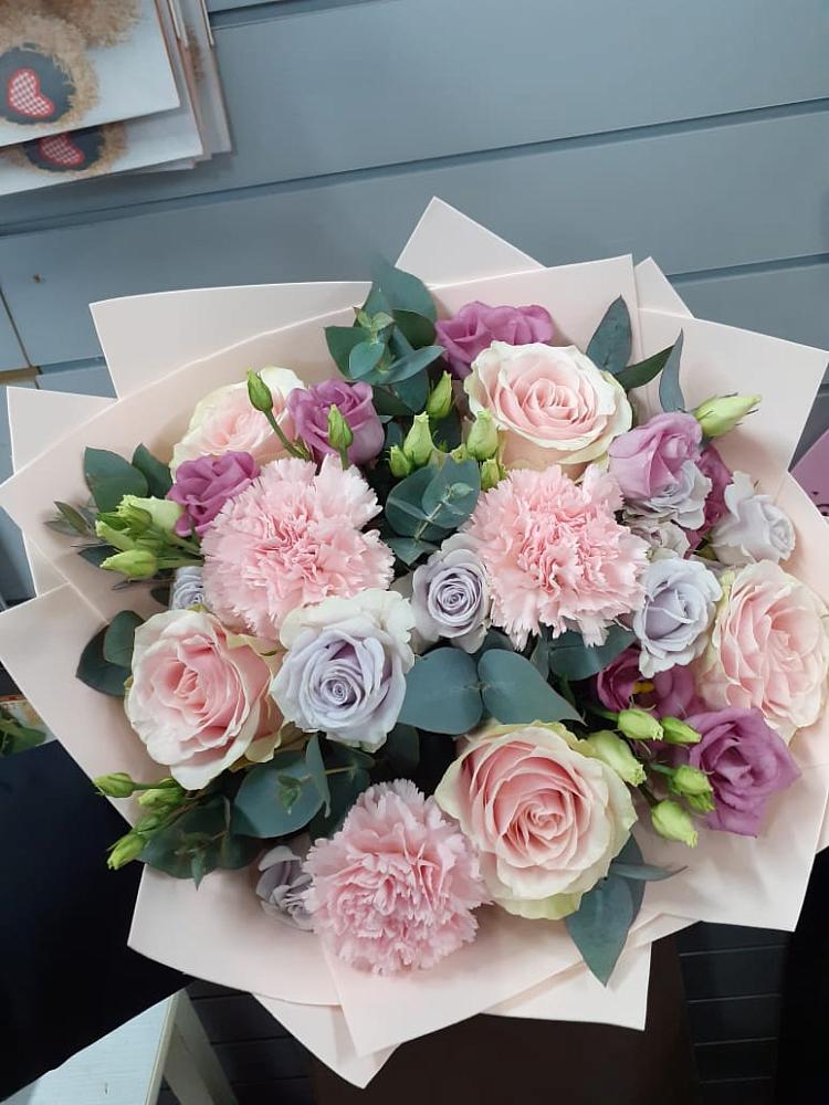 Букет цветов из: Розы, Гвоздики и Лизиантусы в Селенгинске